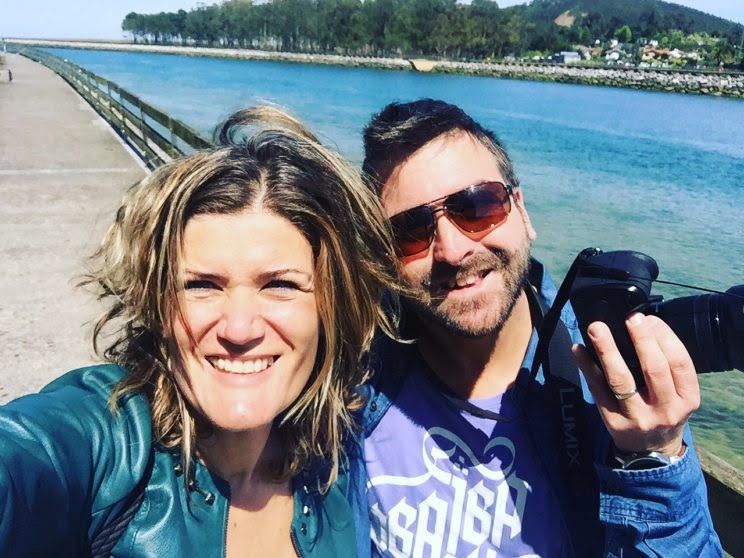 Ana_zapatillas_y_albert_zxm_posando_con_su_camara