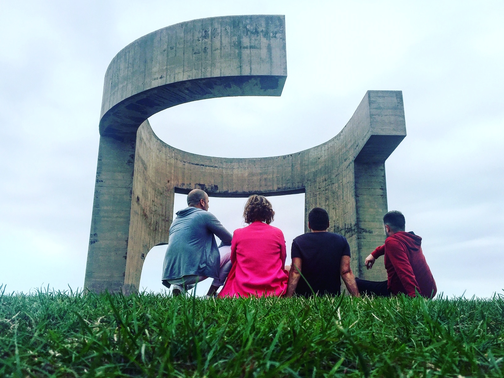 gijon-que-ver-ana-zapatillas-elogio-del-horizonte-con-amigos