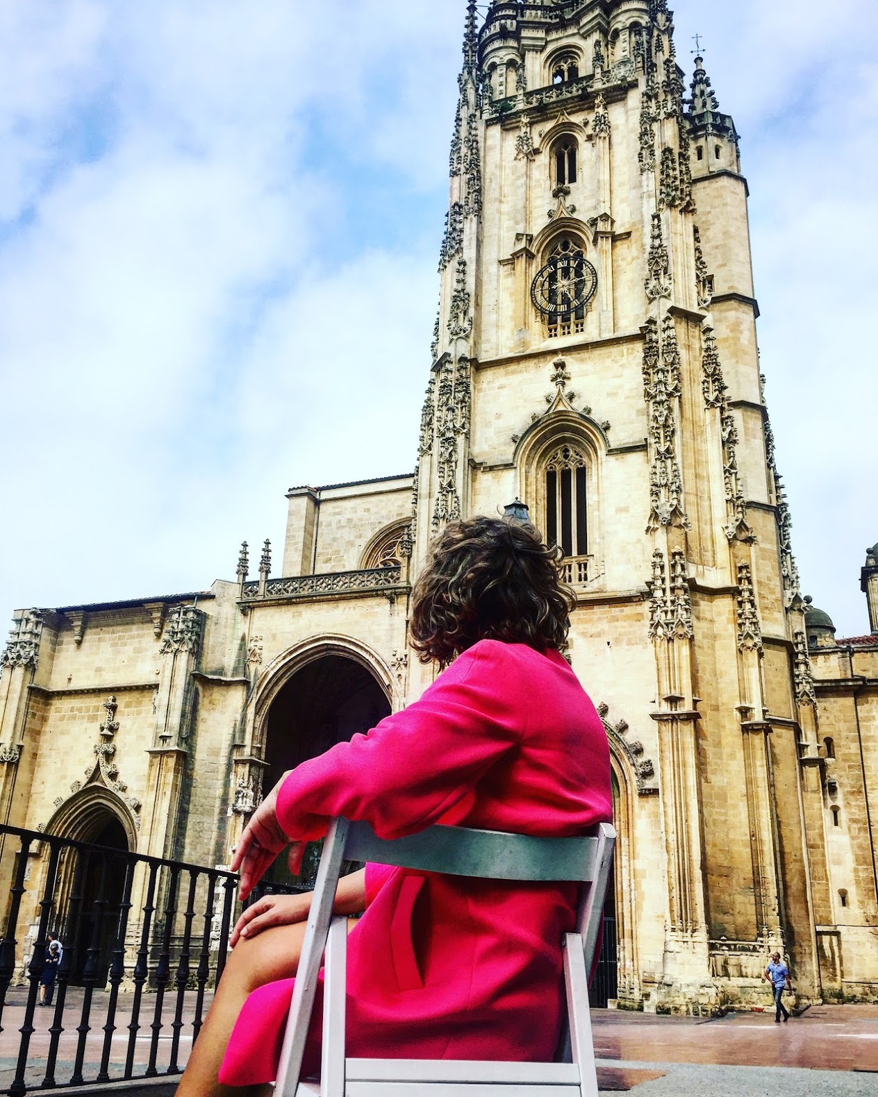 oviedo-que-ver-ana_zapatillas-con-la-catedral-de-oviedo