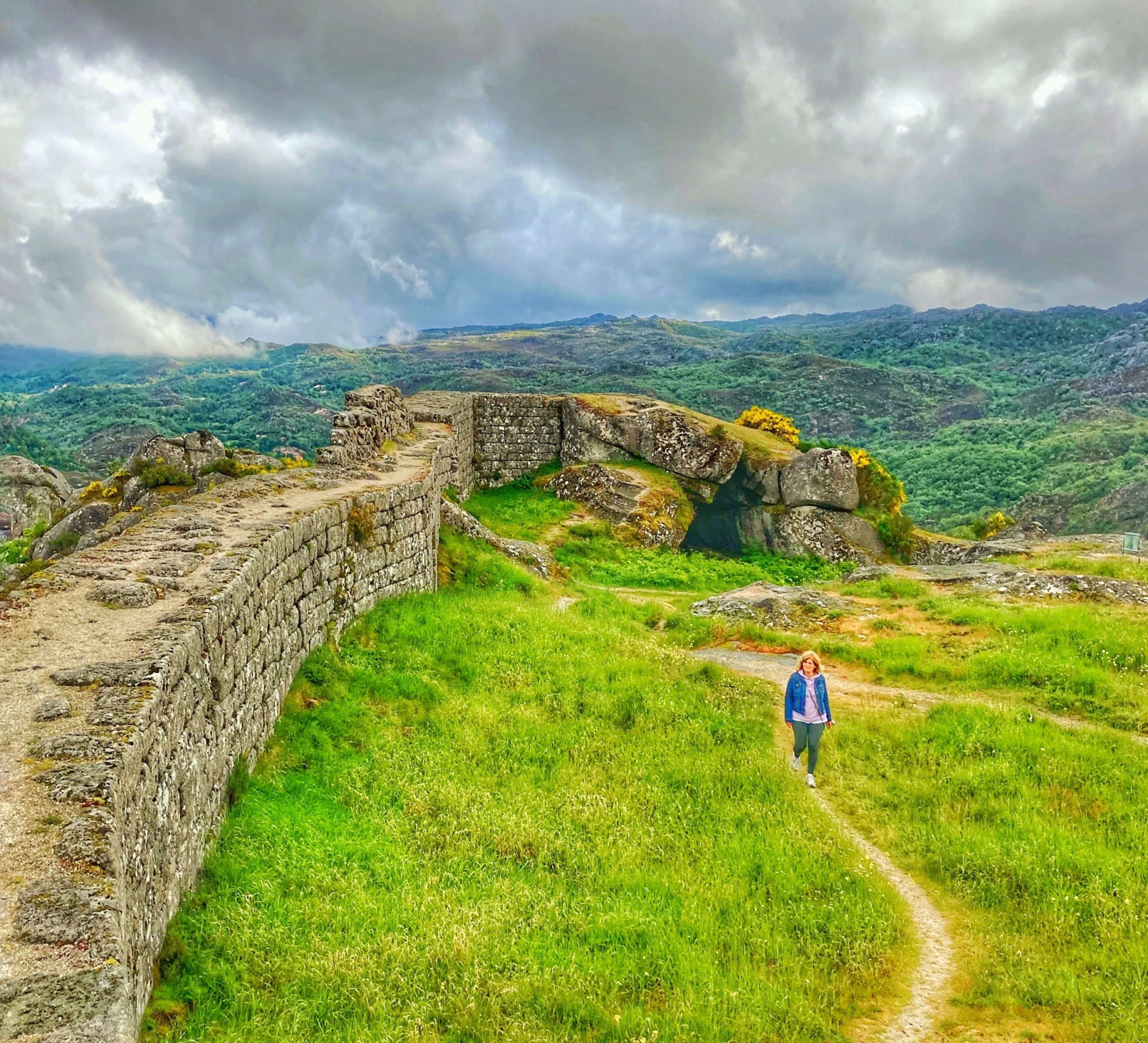 Melgaço_ana_zapatillas_pasea_por_el_castillo